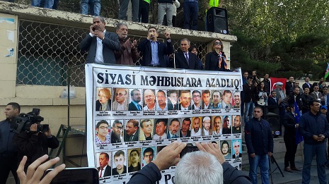 Paradoks mitinq: İŞİD və AB bayrağı bir arada